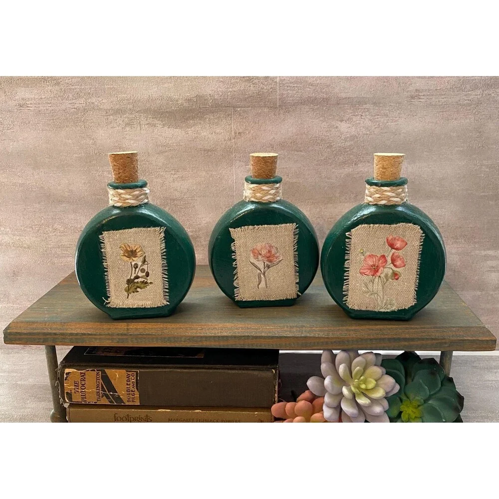 Set of 3 decorative mini vases with corks